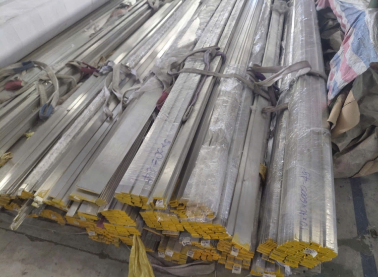 THANH LA ĐÚC 304 SỌC XƯỚC : 50 x 4.0 x 4000/6000MM/HL- LẬP LÀ INOX - Stainless Steel Flat Bar