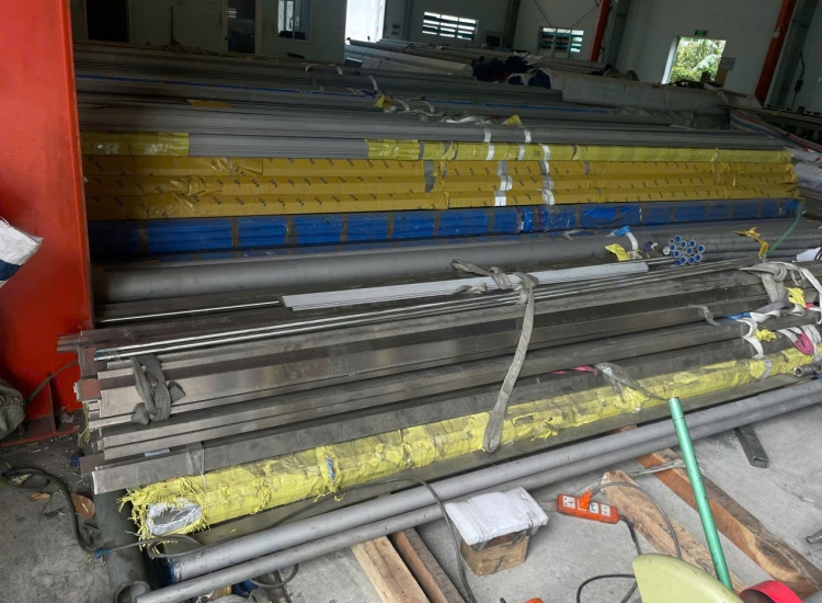 THANH LA ĐÚC 304 SỌC XƯỚC : 65 x 3.0 x 4000/6000MM/HL- LẬP LÀ INOX - Stainless Steel Bar Flat