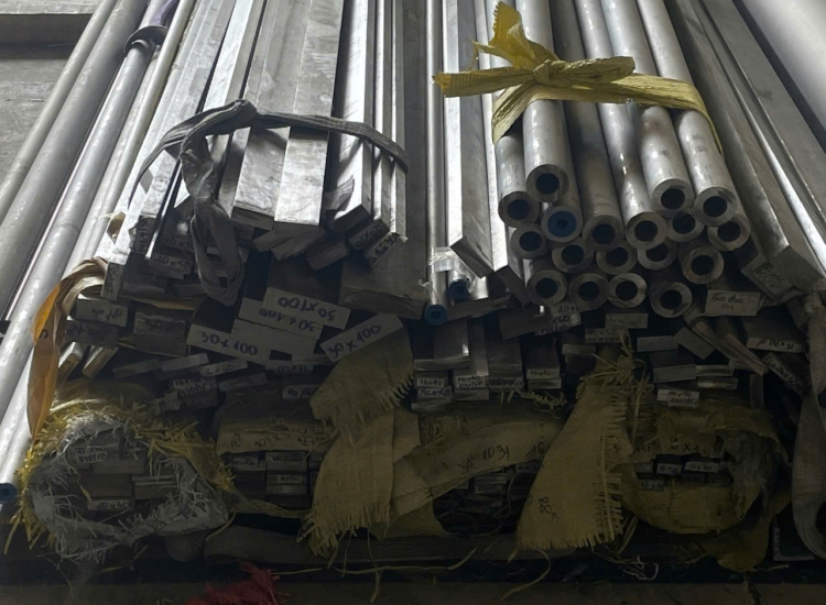 THANH LA ĐÚC 304 SỌC XƯỚC : 50 x 5.0 x 4000/6000MM/HL- LẬP LÀ INOX - Stainless Steel Flat Bar